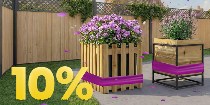 Jardinières en bois avec fleurs violettes en pleine floraison sur terrasse ensoleillée, avec bannière promo printemps 10 %.