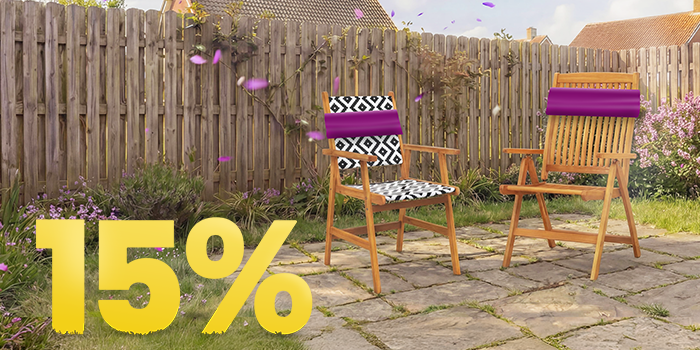 Chaises de jardin en bois sur terrasse ensoleillée avec coussins décoratifs et fleurs, avec bannière promo printemps 15 %.