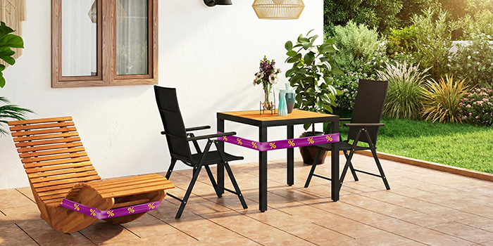 Lit en bois à bascule et table noire avec 2 chaises sur une terrasse, enveloppés de ruban promotionnel violet et jaune. Cliquez pour voir les produits de l’offre.