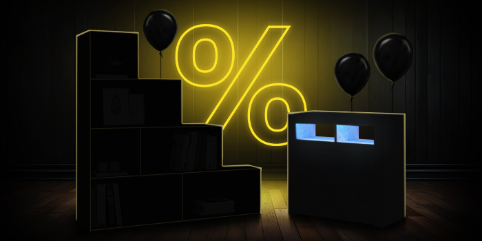  Unités de rangement modulaires noires avec des ballons noirs devant un panneau de pourcentage jaune vif sur un plancher en bois sombre.