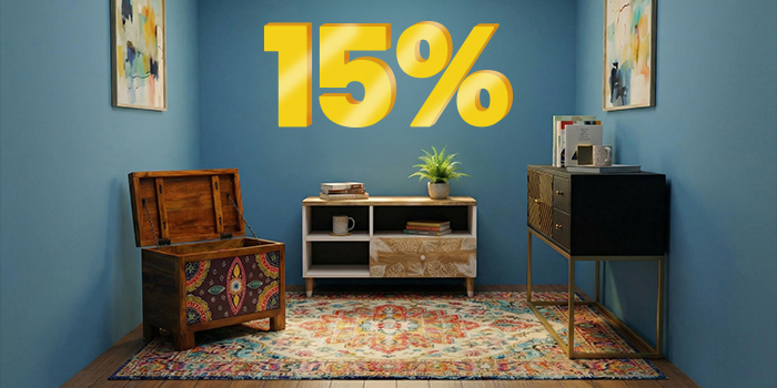 Bannière publicitaire affichant une remise de « 15 % » en grands chiffres jaunes en 3D au-dessus d'une pièce moderne avec un tapis à motifs, un coffre de rangement et un buffet sur fond de murs bleus. Cliquez pour voir les produits de la collection.