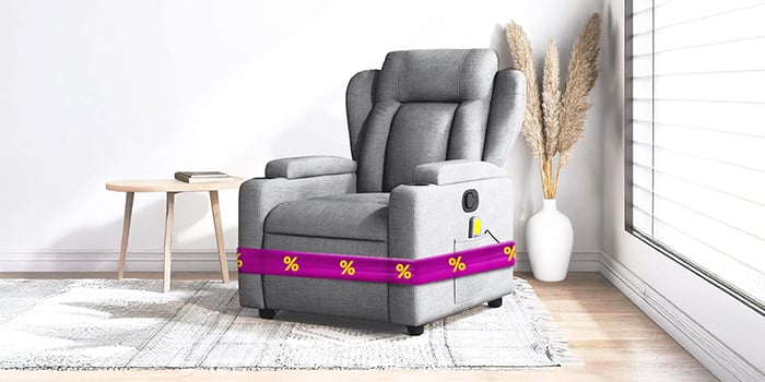 Fauteuil inclinable gris avec ruban violet affichant des icônes de réduction, table basse et vase dans un salon stylé. Cliquez pour commander les produits en promotion.