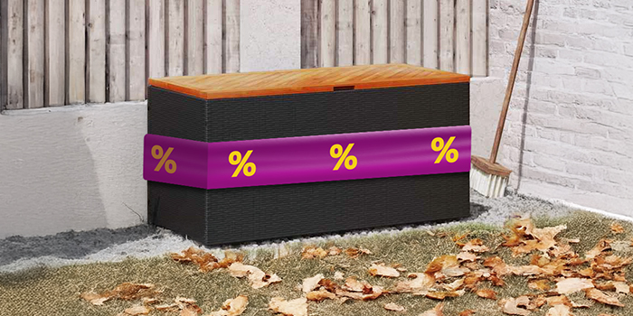 Boîte de rangement d'extérieur noire avec couvercle en bois et ruban violet affichant des icônes de réduction, dans un décor de jardin. Cliquez pour commander les produits en promotion.