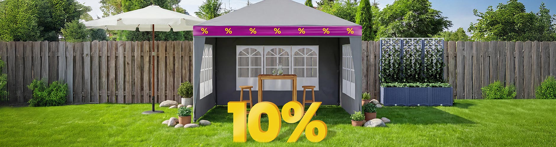 Tente de fête enveloppée de ruban violet et jaune, avec table en bois et 2 tabourets à l’intérieur, parasol, treillis avec jardinière et plantes en pot dans le jardin contre la clôture en bois, avec une grande remise de 10 % à l’avant. Cliquez pour voir les produits de l’offre.