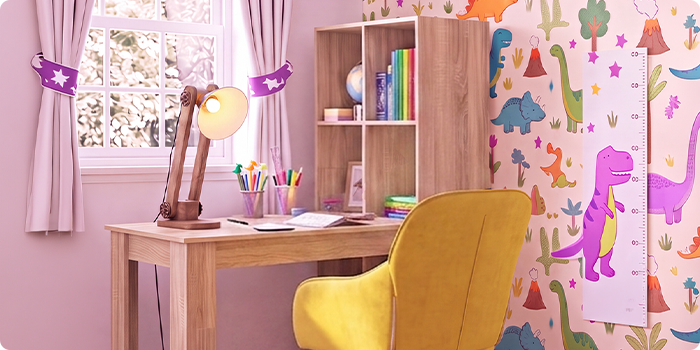 Espace d’étude lumineux pour enfant avec bureau en bois, chaise ergonomique jaune, lampe de bureau, étagère de rangement et papier peint dinosaure, idéal pour créer un espace d’apprentissage organisé et confortable à la maison.