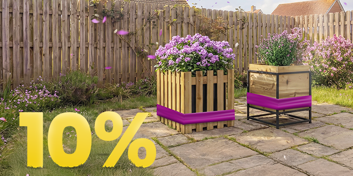 Jardinières en bois avec fleurs violettes en pleine floraison sur terrasse ensoleillée, avec bannière promo printemps 10 %.