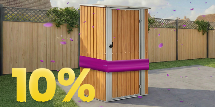Abri de jardin en bois sous tonnelle sur terrasse ensoleillée, entouré de fleurs et d’une clôture, avec bannière promo printemps 10 %.