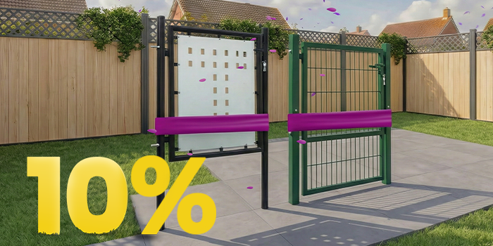 Portails et panneaux de clôture de jardin en métal moderne sur terrasse ensoleillée, avec fleurs et clôture en bois, avec bannière promo printemps 10 %.