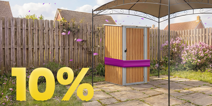 Abri de jardin en bois sous tonnelle sur terrasse ensoleillée, entouré de fleurs et d’une clôture, avec bannière promo printemps 10 %.