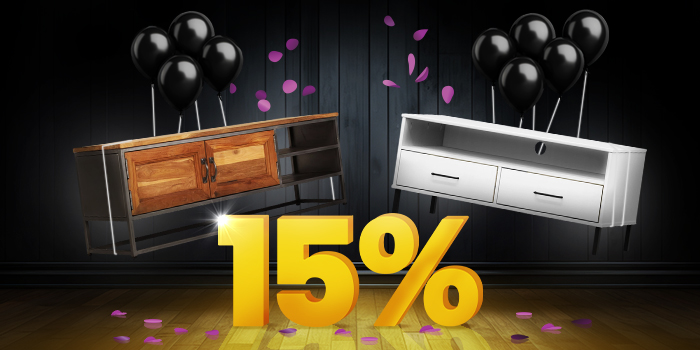 Console TV en bois et métal et console TV blanche avec ballons noirs devant un panneau jaune vif de 15% sur un plancher en bois sombre.