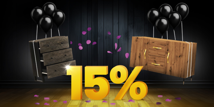 Commode en bois foncé et buffet en bois clair avec ballons noirs devant un panneau jaune vif de 15% sur un plancher en bois sombre.