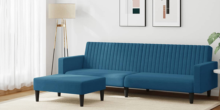 Chaises longues pliantes colorées et parasol d'extérieur sur une terrasse. Cliquez pour commander la collection.